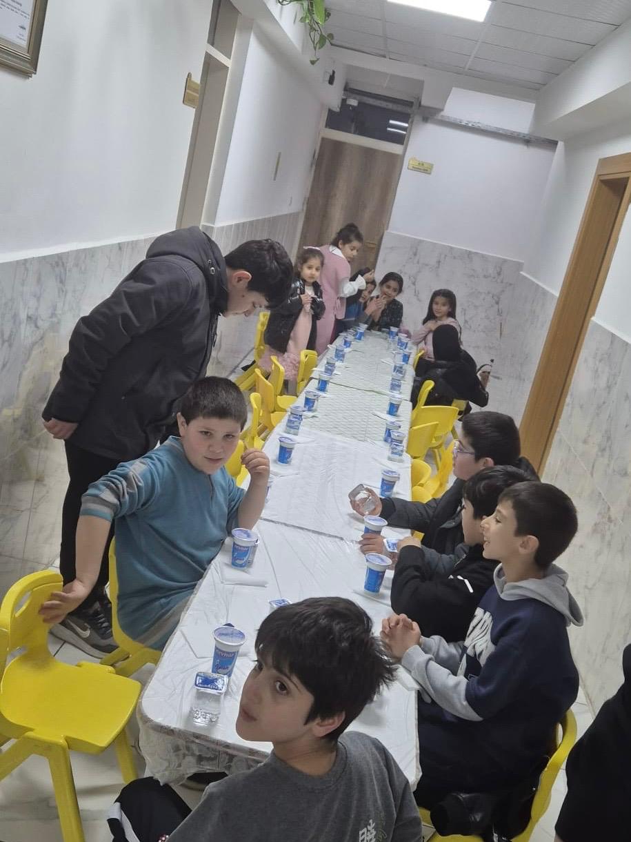 20 Temmuz İlkokulu ev sahipliğinde, Yunus Emre İlkokulu iftarda misafir edildi.